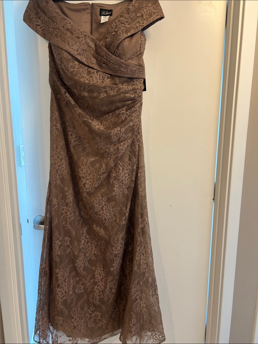 La femme Taupe Lace Gown